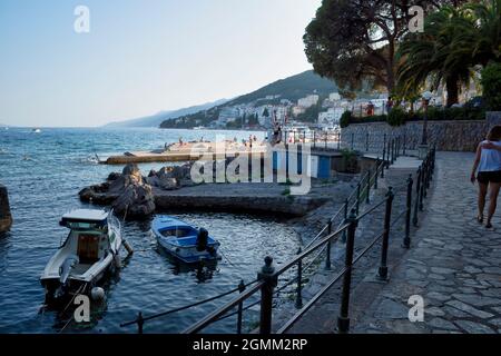Rijeka, Croatie - 11 août 2021 : Resort sur la mer Adriatique. Plages de la ville, végétation et bâtiments en Croatie. Paysage de mer avec une rive en pierre. Banque D'Images
