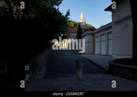 Rijeka, Croatie - 11 août 2021 : Resort sur la mer Adriatique. Plages de la ville, végétation et bâtiments en Croatie. Paysage de mer avec une rive en pierre. Banque D'Images