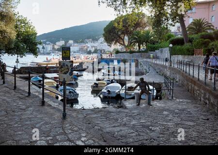 Rijeka, Croatie - 11 août 2021 : Resort sur la mer Adriatique. Plages de la ville, végétation et bâtiments en Croatie. Paysage de mer avec une rive en pierre. Banque D'Images