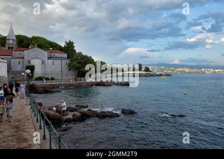 Rijeka, Croatie - 11 août 2021 : Resort sur la mer Adriatique. Plages de la ville, végétation et bâtiments en Croatie. Paysage de mer avec une rive en pierre. Banque D'Images