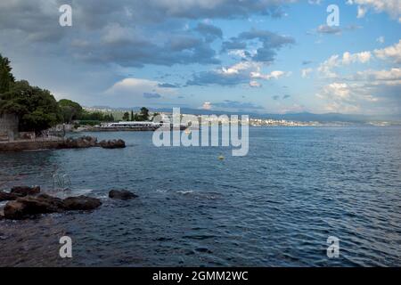 Rijeka, Croatie - 11 août 2021 : Resort sur la mer Adriatique. Plages de la ville, végétation et bâtiments en Croatie. Paysage de mer avec une rive en pierre. Banque D'Images