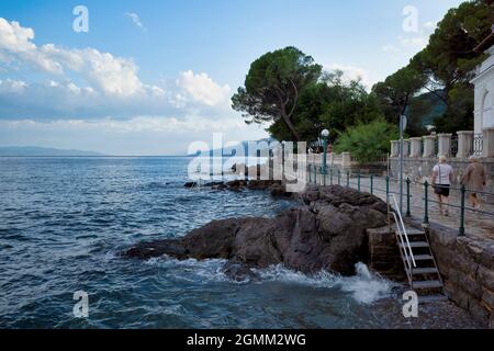 Rijeka, Croatie - 11 août 2021 : Resort sur la mer Adriatique. Plages de la ville, végétation et bâtiments en Croatie. Paysage de mer avec une rive en pierre. Banque D'Images