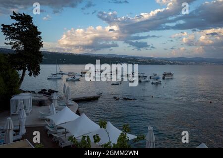 Rijeka, Croatie - 11 août 2021 : vue sur la mer en soirée. Bateaux et yachts dans la baie de la station sur la mer Adriatique. Banque D'Images