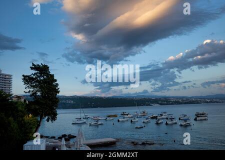 Rijeka, Croatie - 11 août 2021 : Resort sur la mer Adriatique. Vue sur le bord de mer en soirée, les bateaux et les bateaux dans la baie Banque D'Images