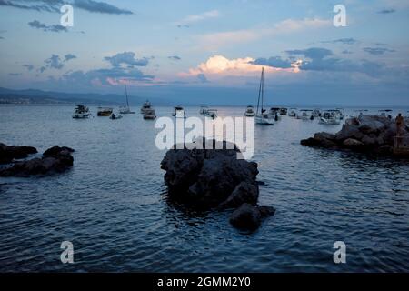 Rijeka, Croatie - 11 août 2021 : Resort sur la mer Adriatique. Vue sur le bord de mer en soirée, les bateaux et les bateaux dans la baie Banque D'Images