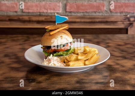 Hamburger au bœuf avec poivre frit et courgettes, coleslaw américaine, frites et poivre rouge Banque D'Images