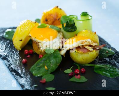 Hamburgers de pommes de terre avec œuf de caille Banque D'Images