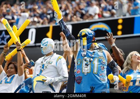 Inglewood, Californie, États-Unis. 19 septembre 2021. Los Angeles Chargers fans en action pendant le match de football NFL entre Los Angeles Chargers et les Dallas Cowboys au SOFI Stadium à Inglewood, Californie. Crédit photo obligatoire : Charles Baus/CSM/Alay Live News Banque D'Images