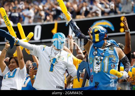 Inglewood, Californie, États-Unis. 19 septembre 2021. Los Angeles Chargers fans en action pendant le match de football NFL entre Los Angeles Chargers et les Dallas Cowboys au SOFI Stadium à Inglewood, Californie. Crédit photo obligatoire : Charles Baus/CSM/Alay Live News Banque D'Images
