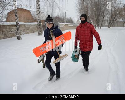 Kovrov, Russie. 5 janvier 2017. Territoire école résidentielle. Adolescent avec son assistant transporte l'avion modèle de ligne de contrôle jusqu'au point de départ Banque D'Images