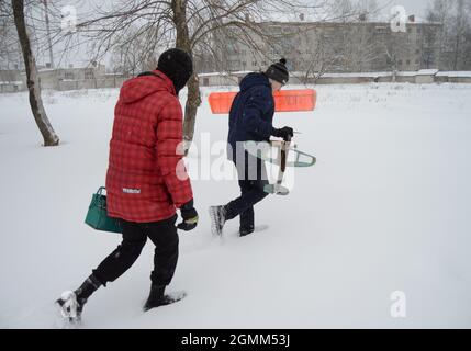 Kovrov, Russie. 5 janvier 2017. Territoire école résidentielle. Adolescent avec son assistant transporte l'avion modèle de ligne de contrôle jusqu'au point de départ Banque D'Images