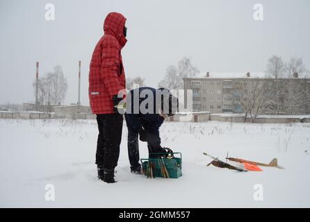 Kovrov, Russie. 5 janvier 2017. Territoire école résidentielle. Adolescent avec son assistant préparant l'avion modèle de ligne de contrôle pour le vol Banque D'Images