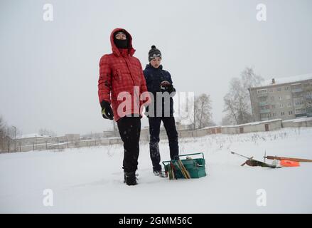 Kovrov, Russie. 5 janvier 2017. Territoire école résidentielle. Adolescent avec son assistant préparant l'avion modèle de ligne de contrôle pour le vol Banque D'Images