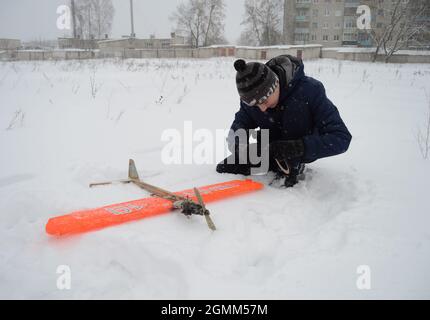 Kovrov, Russie. 5 janvier 2017. Territoire école résidentielle. Adolescent préparant l'avion modèle de ligne de contrôle pour le vol Banque D'Images