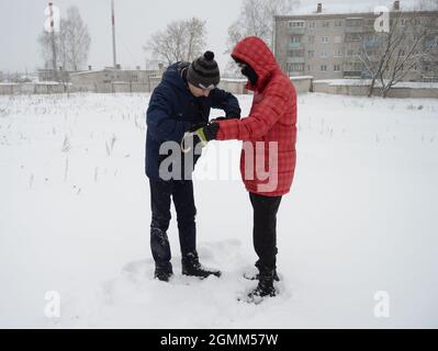 Kovrov, Russie. 5 janvier 2017. Territoire école résidentielle. Adolescent avec son assistant préparant l'avion modèle de ligne de contrôle pour le vol Banque D'Images