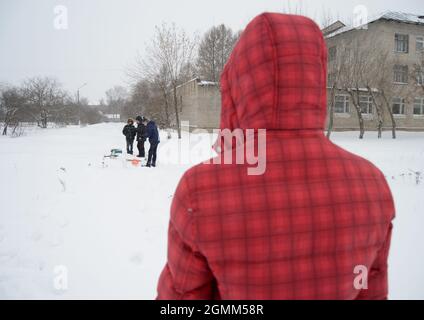 Kovrov, Russie. 5 janvier 2017. Territoire école résidentielle. Adolescent avec son assistant préparant l'avion modèle de ligne de contrôle pour le vol Banque D'Images