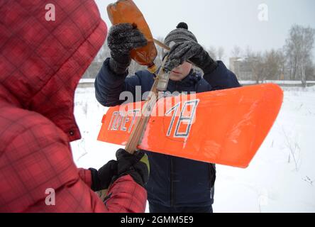 Kovrov, Russie. 5 janvier 2017. Territoire école résidentielle. Adolescent avec son assistant préparant l'avion modèle de ligne de contrôle pour le vol Banque D'Images