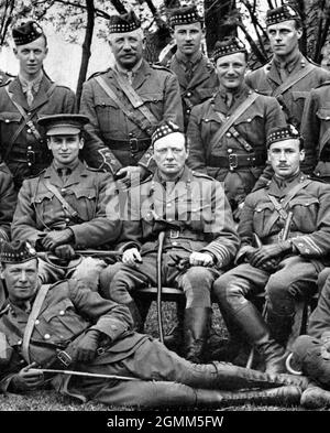 Le lieutenant-colonel Winston Churchill en 1916 avec les 6e Royal Scots Fusiliers à Ploegsteert, à la frontière franco-belge. À sa gauche se trouve son second commandement, ami et futur chef du Parti libéral, le major Archie Sinclair. Banque D'Images