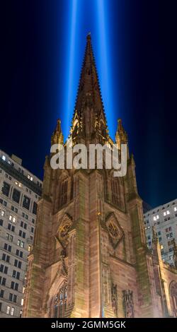 9/11 hommage à la lumière. Trinity Church illuminée la nuit. Vue de Broadway, Manhattan, États-Unis. Banque D'Images