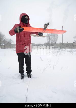 Kovrov, Russie. 5 janvier 2017. Territoire école résidentielle. Le jeune tient un avion modèle de ligne de contrôle avant le vol Banque D'Images