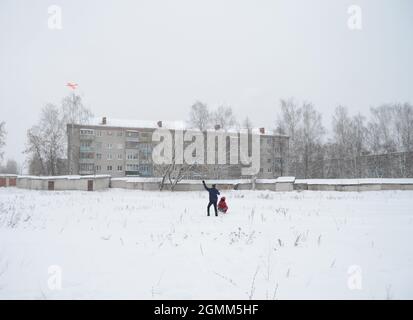 Kovrov, Russie. 5 janvier 2017. Territoire école résidentielle. L'adolescent commande le modèle d'avion radiocommandé Banque D'Images