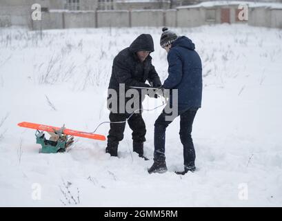 Kovrov, Russie. 5 janvier 2017. Territoire école résidentielle. Adolescent avec un mentor préparant l'avion modèle de ligne de contrôle pour le vol Banque D'Images