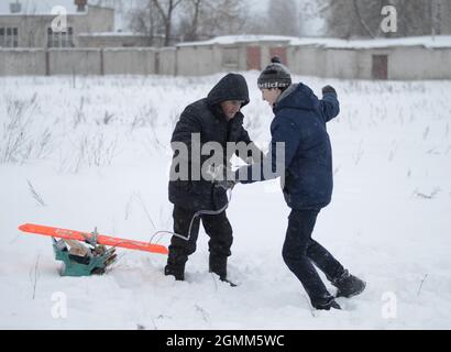 Kovrov, Russie. 5 janvier 2017. Territoire école résidentielle. Adolescent avec un mentor préparant l'avion modèle de ligne de contrôle pour le vol Banque D'Images