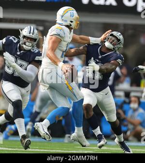 Inglewood, États-Unis. 19 septembre 2021. Los Angeles Chargers quarterback Justin Herbert (10) Stiff Arms Cowboys linebacker Micah Parsons (11) lors du troisième trimestre d'action au SOFI Stadium le dimanche 19 septembre 2021 à Inglewood, Californie. Les Cowboys ont battu les Chargers 20-17. Photo de Jon SooHoo/UPI crédit: UPI/Alay Live News Banque D'Images