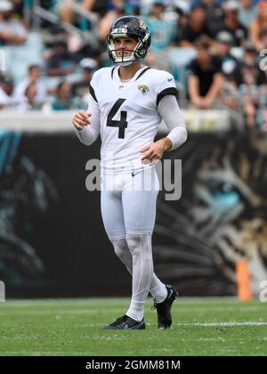 Jacksonville, Floride, États-Unis. 19 septembre 2021. Jacksonville Jaguars place le kicker Josh Lambo (4) lors de la première moitié du match de football NFL entre les DenverBroncos et les Jacksonville Jaguars au TIAA Bank Field de Jacksonville, en Floride. Roméo T Guzman/CSM/Alamy Live News Banque D'Images