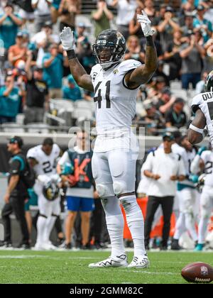 Jacksonville, Floride, États-Unis. 19 septembre 2021. Jacksonville Jaguars linebacker Josh Allen (41) lors de la première moitié du match de football NFL entre les DenverBroncos et les Jacksonville Jaguars au TIAA Bank Field de Jacksonville, en Floride. Roméo T Guzman/CSM/Alamy Live News Banque D'Images