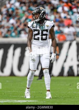Jacksonville, Floride, États-Unis. 19 septembre 2021. Jacksonville Jaguars Corner back Shaquill Griffin (26) lors de la première moitié du match de football NFL entre les DenverBroncos et les Jacksonville Jaguars au TIAA Bank Field de Jacksonville, en Floride. Roméo T Guzman/CSM/Alamy Live News Banque D'Images