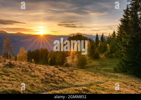 Beau lever de soleil dans les montagnes carpathes en automne, Ukraine Banque D'Images