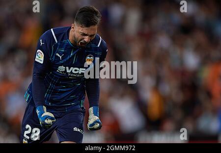 Valence. 20 septembre 2021. Giorgi Mamardashvili de Valence réagit lors d'un match de football espagnol de première division entre Valencia CF et Real Madrid à Valence, Espagne, le 19 septembre 2021. Credit: Xinhua/Alay Live News Banque D'Images