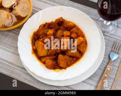 Patatas con sépia, bouchées avec des pommes de terre Banque D'Images