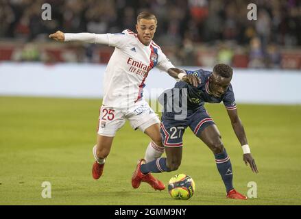 Paris, France. 19 septembre 2021. MAXNCE CAQUERET d'OL en action lors du match de football de la Ligue 1 Paris Saint Germain (PSG) contre Olympique Lyonnais (OL) au stade du Parc des Princes, le 19 septembre 2021 à Paris, France. Photo de Loic Baratoux/ABACAPRESS.COM crédit: Abaca Press/Alay Live News Banque D'Images