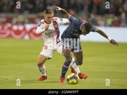 MAXNCE CAQUERET d'OL en action lors du match de football de la Ligue 1 Paris Saint Germain (PSG) contre Olympique Lyonnais (OL) au stade du Parc des Princes, le 19 septembre 2021 à Paris, France. Photo de Loic Baratoux/ABACAPRESS.COM Banque D'Images
