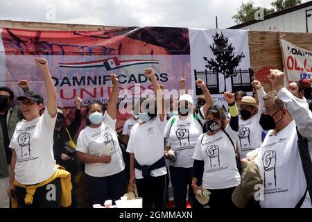 MEXICO, MEXIQUE - 19 SEPTEMBRE 2021 : des personnes lèvent les poings pendant qu'elles prennent part à une cérémonie, pour commémorer le 4e anniversaire de la tragédie du tremblement de terre de 2017, et a taché une minute de silence pour les victimes qui ont perdu la vie au 168, rue Bolivar, dans le quartier d'Obrera. Le 19 septembre 2021 à Mexico, Mexique. ( photo par Luis Barron/Eyepix Group) Banque D'Images