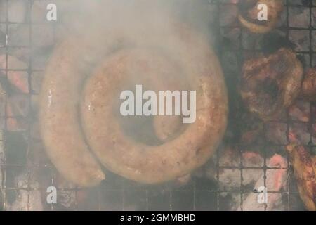 Gril à spirale de saucisse de style sud-africain sur un barbecue, vue de dessus Banque D'Images