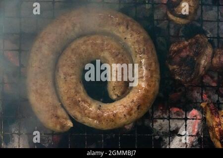 Gril à spirale de saucisse de style sud-africain sur un barbecue, vue de dessus Banque D'Images