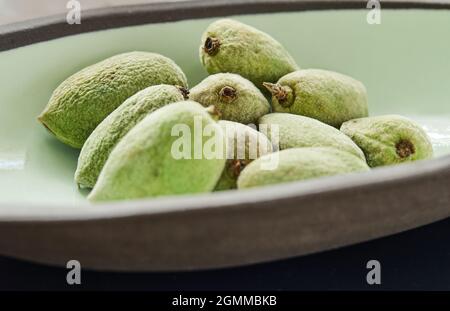 Amandes fraîches juste récoltées de l'arbre dans l'assiette avant la cuisson. Banque D'Images