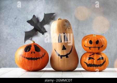 Citrouilles aux visages effrayants sur la table lors de la fête d'Halloween Banque D'Images