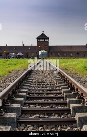 Auschwitz, Pologne - 15 septembre 2021 : vue sur le portier et les voies ferrées du camp de concentration d'Auschwitz en Pologne Banque D'Images