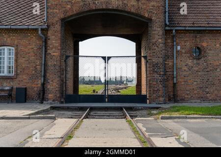 Auschwitz, Pologne - 15 septembre 2021 : vue sur le portier et les voies ferrées du camp de concentration d'Auschwitz en Pologne Banque D'Images