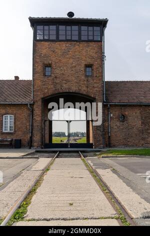 Auschwitz, Pologne - 15 septembre 2021 : vue sur le portier et les voies ferrées du camp de concentration d'Auschwitz en Pologne Banque D'Images