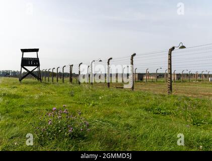 Auschwitz, Pologne - 15 septembre 2021 : vue sur le complexe du camp de concentration d'Auschwitz avec fil barbelé et ancienne tour de garde Banque D'Images