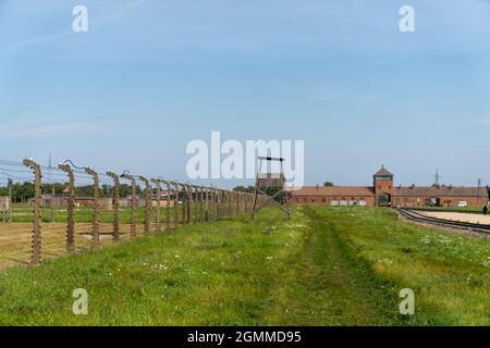 Auschwitz, Pologne - 15 septembre 2021 : vue sur le complexe du camp de concentration d'Auschwitz avec ses voies de train et son portier Banque D'Images