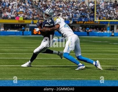 Inglewood, Californie, États-Unis. 19 septembre 2021. Amari Cooper (19), grand-récepteur des Dallas Cowboys, porte le ballon tandis que Michael Davis (43), le coin de Los Angeles Chargers, fait l'attaque lors du match de football de la NFL entre les Los Angeles Chargers et les Dallas Cowboys au stade SOFI d'Inglewood, en Californie. Crédit photo obligatoire : Charles Baus/CSM/Alay Live News Banque D'Images