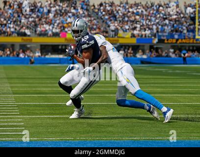 Inglewood, Californie, États-Unis. 19 septembre 2021. Amari Cooper (19), grand-récepteur des Dallas Cowboys, porte le ballon tandis que Michael Davis (43), le coin de Los Angeles Chargers, fait l'attaque lors du match de football de la NFL entre les Los Angeles Chargers et les Dallas Cowboys au stade SOFI d'Inglewood, en Californie. Crédit photo obligatoire : Charles Baus/CSM/Alay Live News Banque D'Images