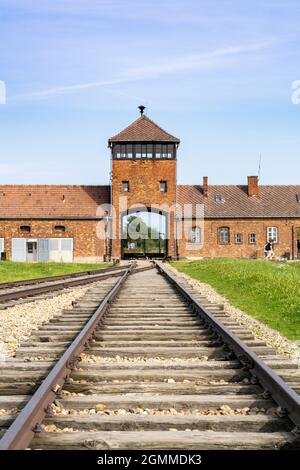 Auschwitz, Pologne - 15 septembre 2021 : vue sur le portier et les voies ferrées du camp de concentration d'Auschwitz en Pologne Banque D'Images