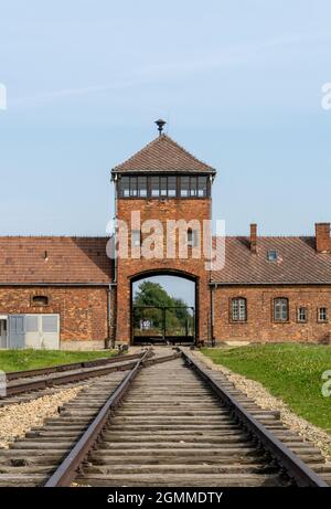 Auschwitz, Pologne - 15 septembre 2021 : vue sur le portier et les voies ferrées du camp de concentration d'Auschwitz en Pologne Banque D'Images